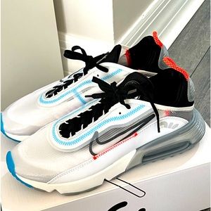 Nike Air Max 2090 - mens size 9 - brand new/never worn